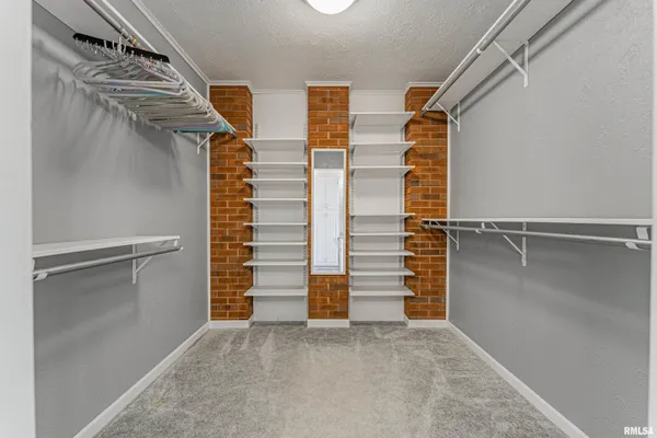 $239,000 | 102 Crestwood Drive, Lincoln, IL 62656