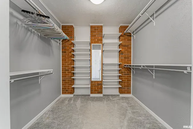 $269,000 | 102 Crestwood Drive, Lincoln, IL 62656