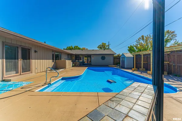 $239,000 | 102 Crestwood Drive, Lincoln, IL 62656