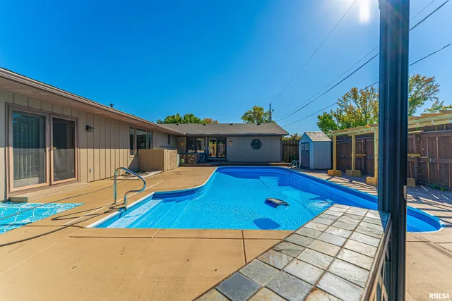 $269,000 | 102 Crestwood Drive, Lincoln, IL 62656