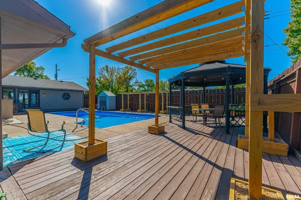 $239,000 | 102 Crestwood Drive, Lincoln, IL 62656