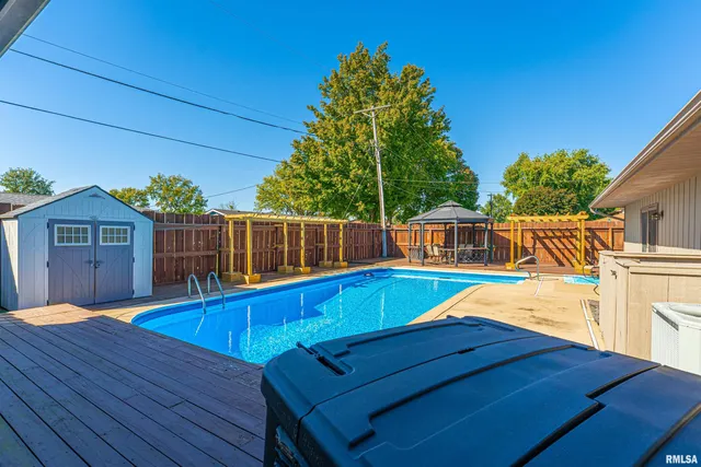 $269,000 | 102 Crestwood Drive, Lincoln, IL 62656