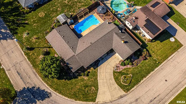 $269,000 | 102 Crestwood Drive, Lincoln, IL 62656