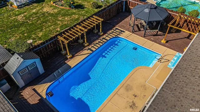 $269,000 | 102 Crestwood Drive, Lincoln, IL 62656