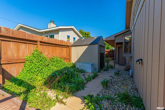 $269,000 | 102 Crestwood Drive, Lincoln, IL 62656