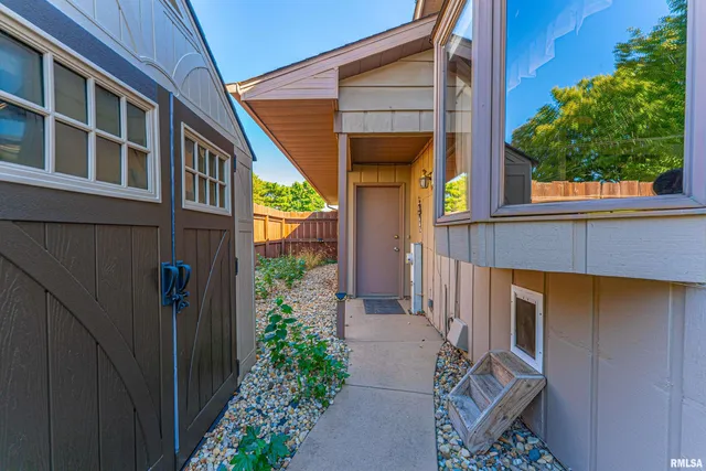 $269,000 | 102 Crestwood Drive, Lincoln, IL 62656