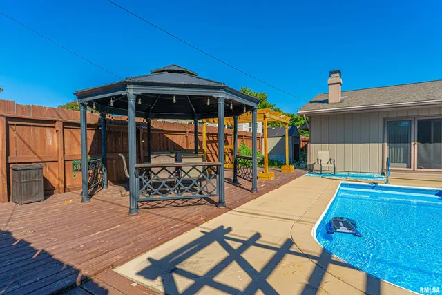 $269,000 | 102 Crestwood Drive, Lincoln, IL 62656