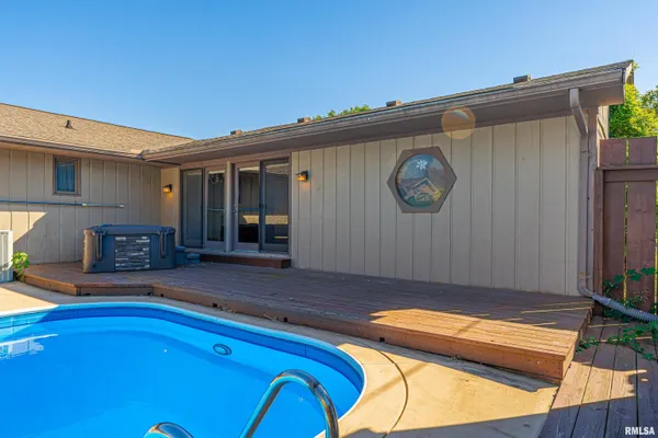 $239,000 | 102 Crestwood Drive, Lincoln, IL 62656