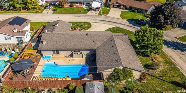 $269,000 | 102 Crestwood Drive, Lincoln, IL 62656