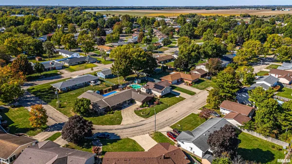 $239,000 | 102 Crestwood Drive, Lincoln, IL 62656