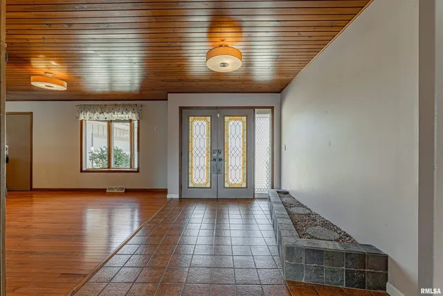 $269,000 | 102 Crestwood Drive, Lincoln, IL 62656