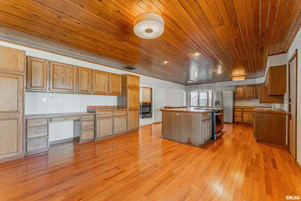 $239,000 | 102 Crestwood Drive, Lincoln, IL 62656