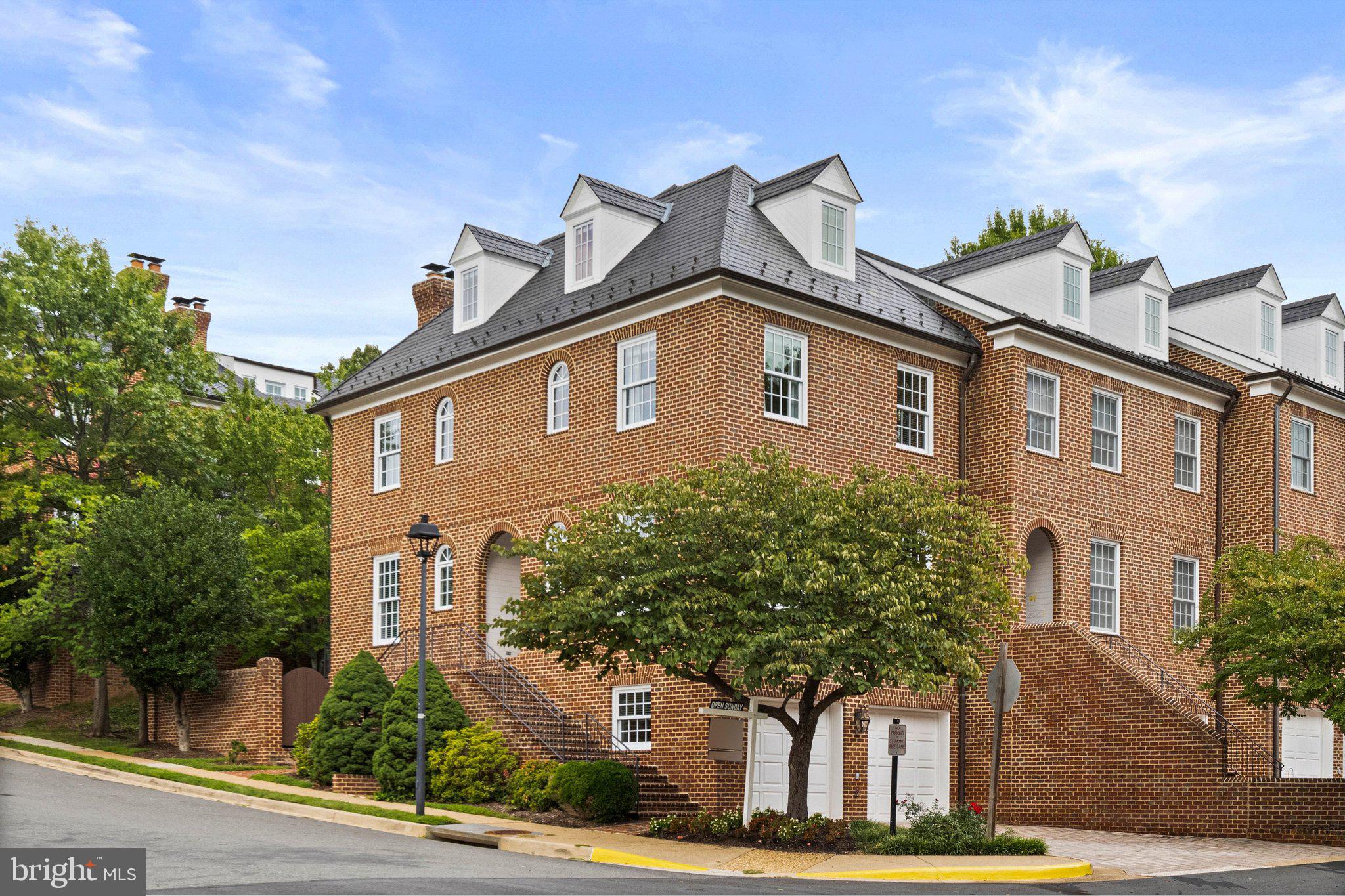 All brick townhouse in Kings Court!
