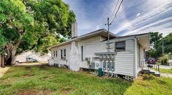 a view of a house with a yard
