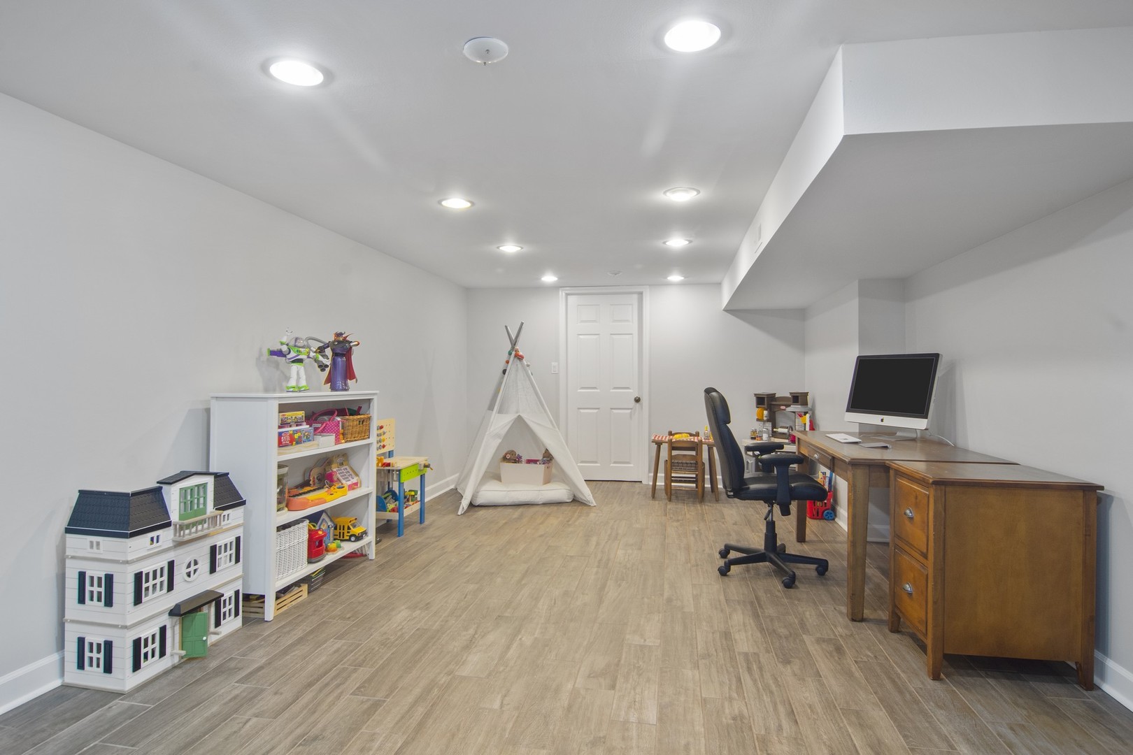 1868 West Baldwin Road Inverness, IL 60067 - Photo 22 of 32 a view of a workspace with furniture and wooden floor