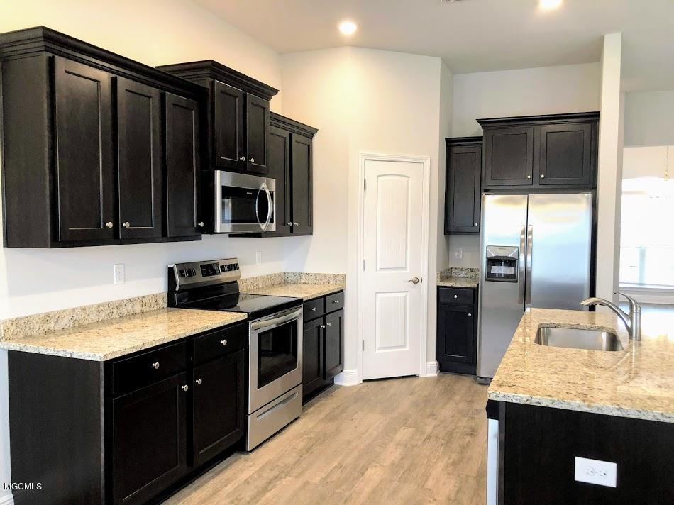 6268 Roxanne Way Biloxi, MS 39532 - Photo 2 of 25 Kitchen