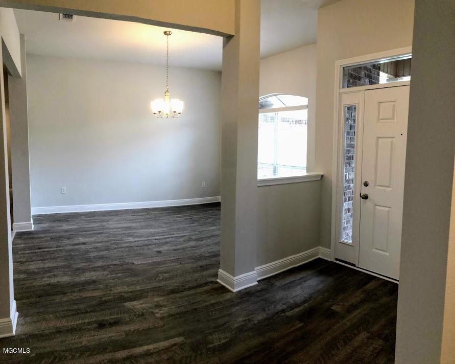 6268 Roxanne Way Biloxi, MS 39532 - Photo 5 of 25 Foyer