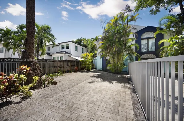 a view of a pathway with a house