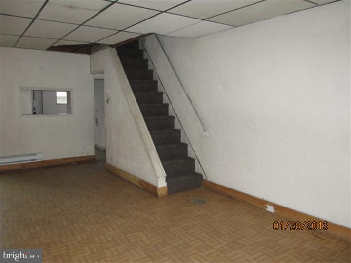 2942 Ruth Street Philadelphia, PA 19134 - Photo 2 of 6 Living Room