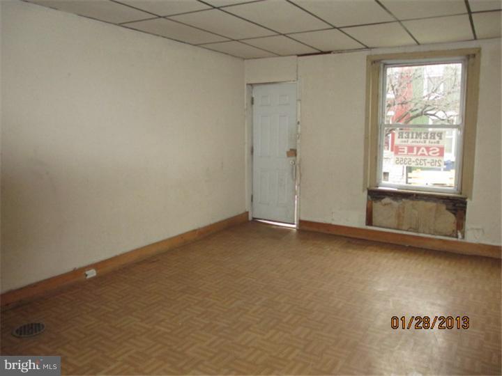 2942 Ruth Street Philadelphia, PA 19134 - Photo 3 of 6 Living Room