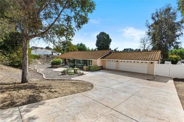 a view of a house with backyard and sitting area