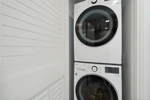 a close up view of a washer and dryer