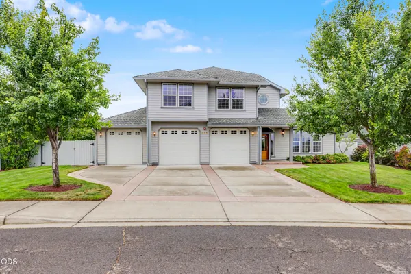 $659,700 | 825 Amerman Drive, Phoenix, OR 97535