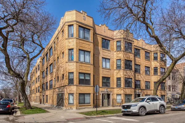 $1,995 | 1904 North Whipple Street, Unit 101, Chicago, IL 60647
