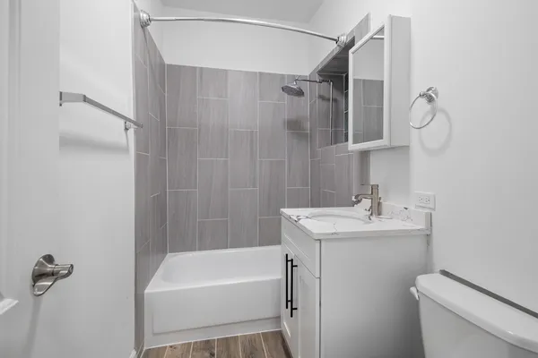 $1,995 | 1904 North Whipple Street, Unit 101, Chicago, IL 60647