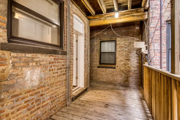 $1,995 | 1904 North Whipple Street, Unit 101, Chicago, IL 60647