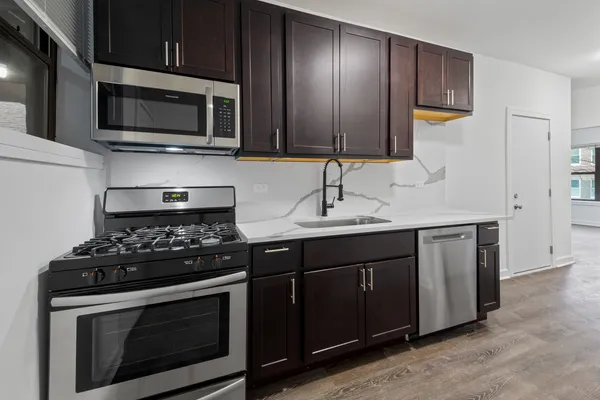 $1,995 | 1904 North Whipple Street, Unit 101, Chicago, IL 60647