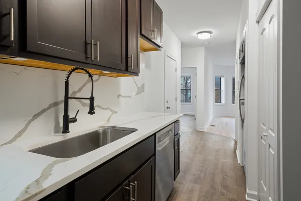 $1,995 | 1904 North Whipple Street, Unit 101, Chicago, IL 60647