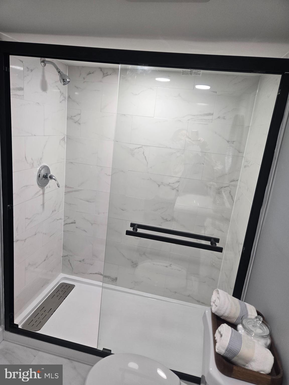 975 Williams Street Cumberland, MD 21502 - Photo 22 of 33 a bathroom with a shower