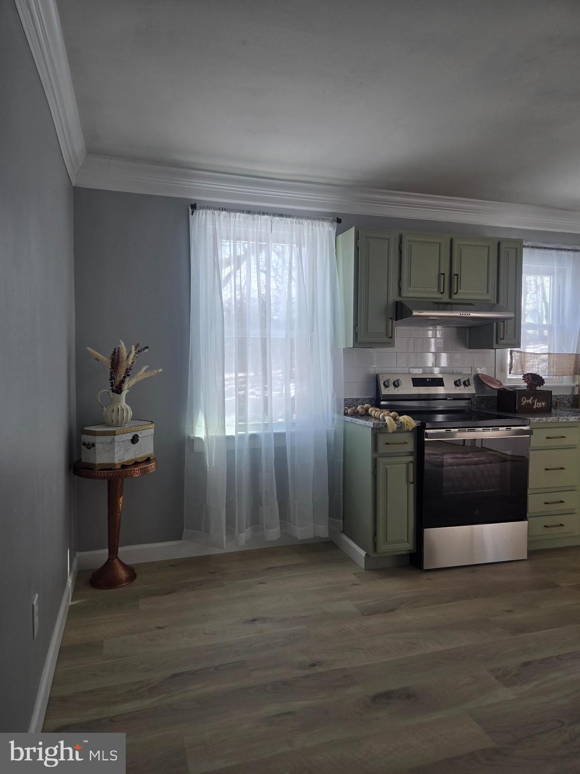 975 Williams Street Cumberland, MD 21502 - Photo 10 of 33 a kitchen with granite countertop a stove and a wooden floors