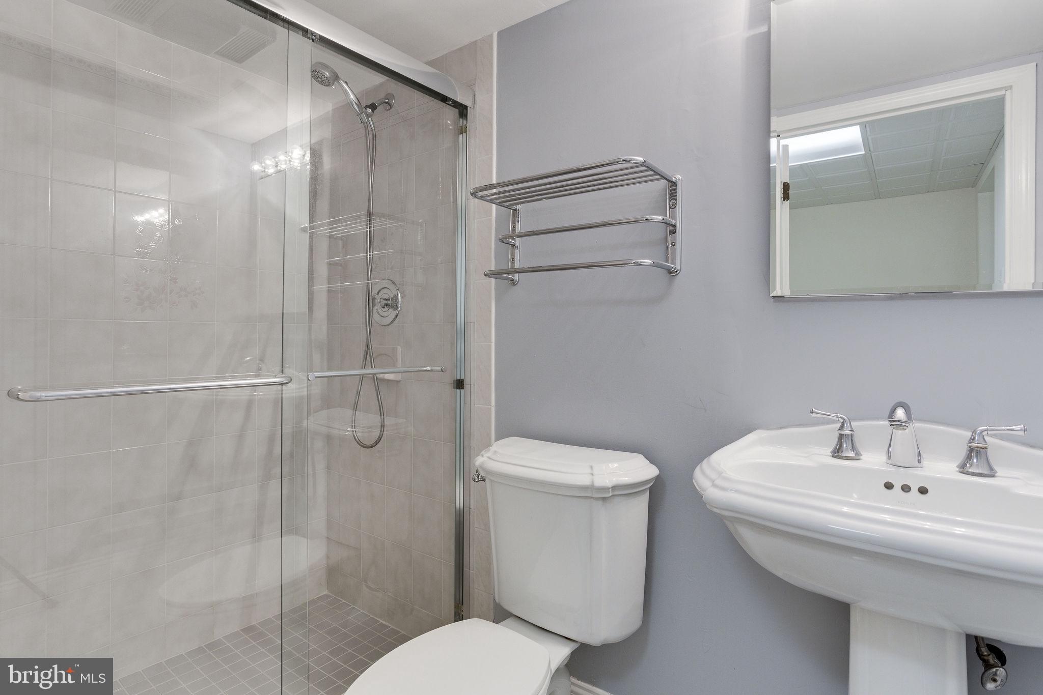 1722 Fairview Avenue McLean, VA 22101 - Photo 11 of 38 Full Bathroom on Main Level