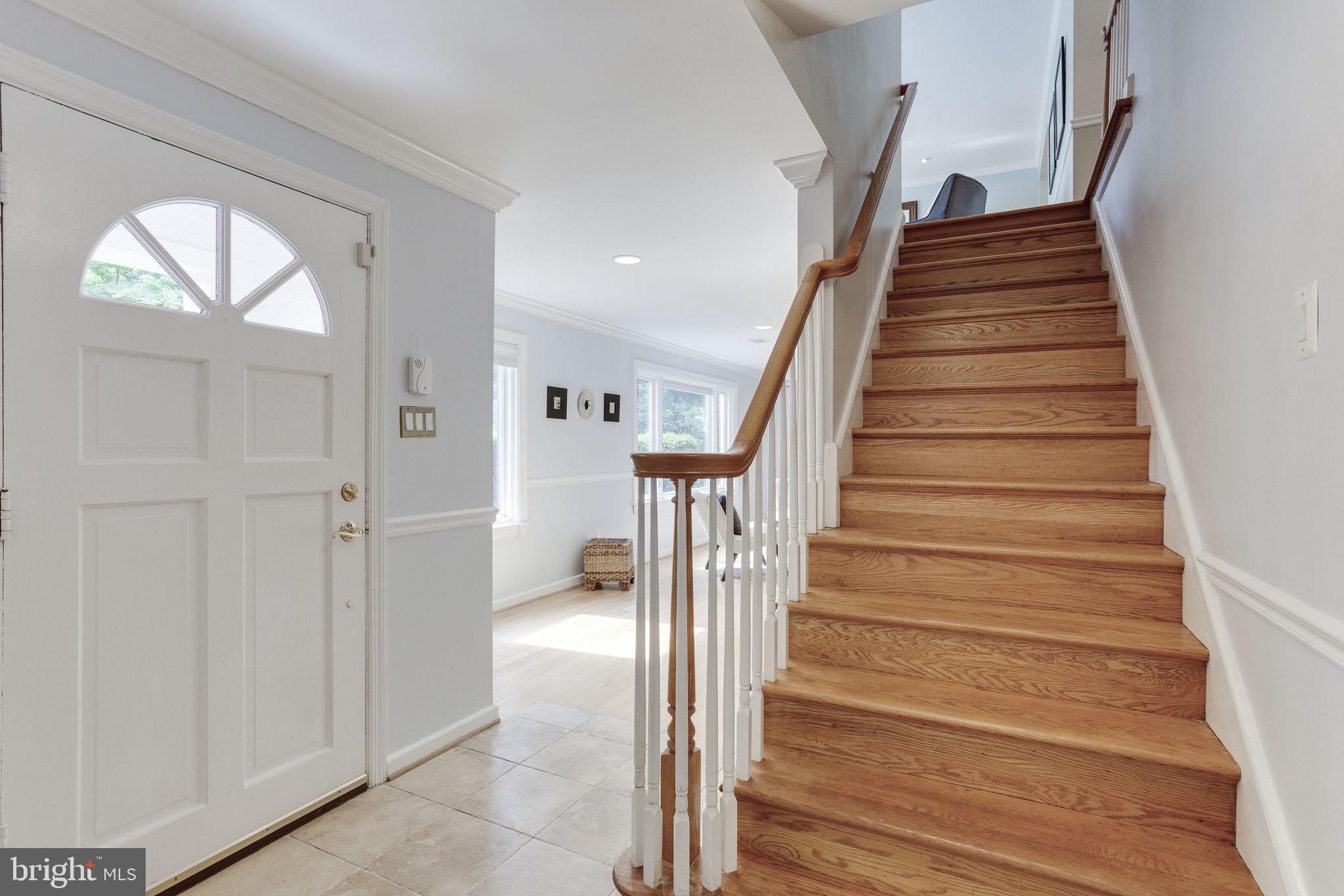 1722 Fairview Avenue McLean, VA 22101 - Photo 3 of 38 Foyer