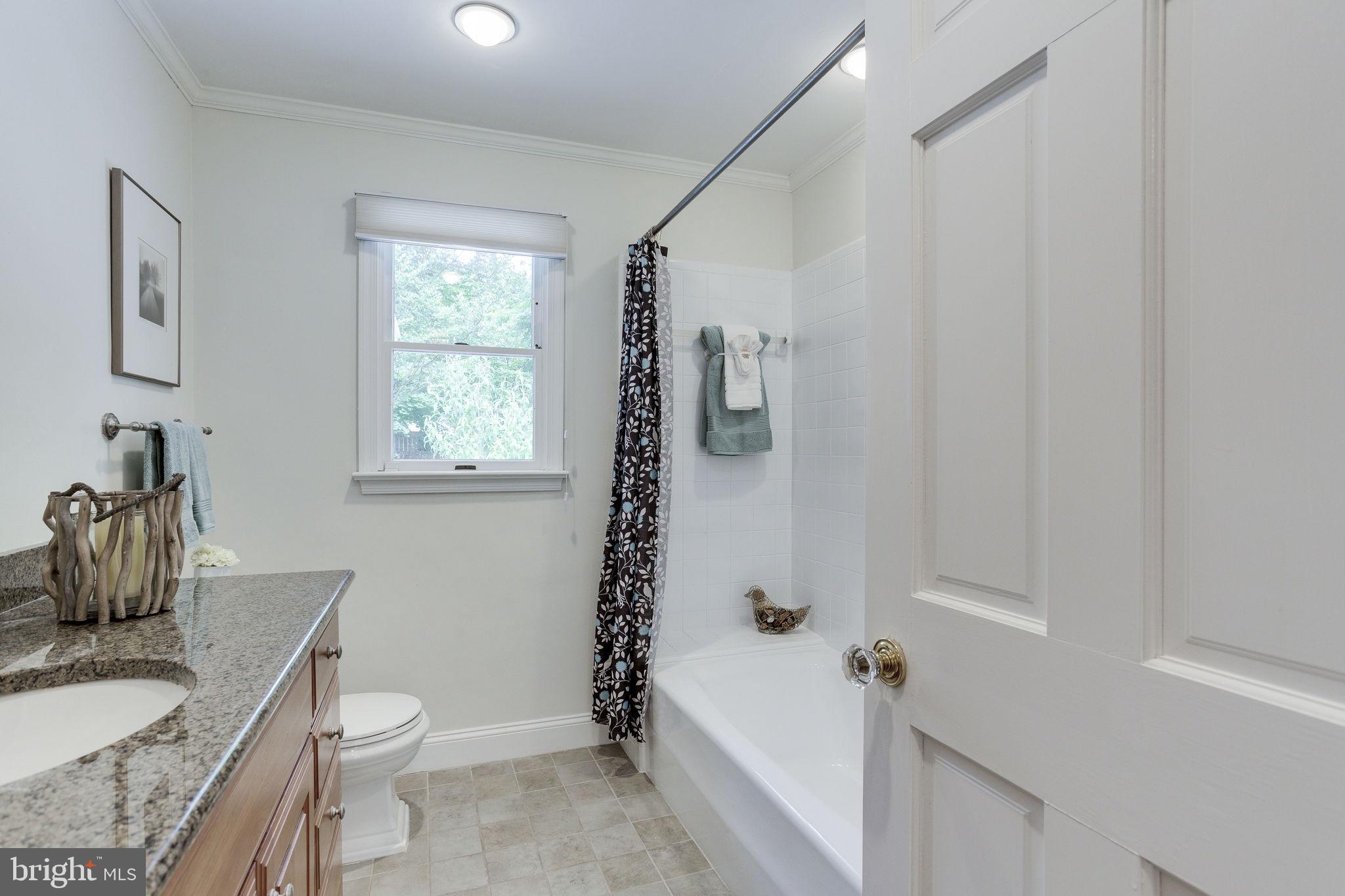 1722 Fairview Avenue McLean, VA 22101 - Photo 30 of 38 Full Hallway Bathroom (Upper Level)