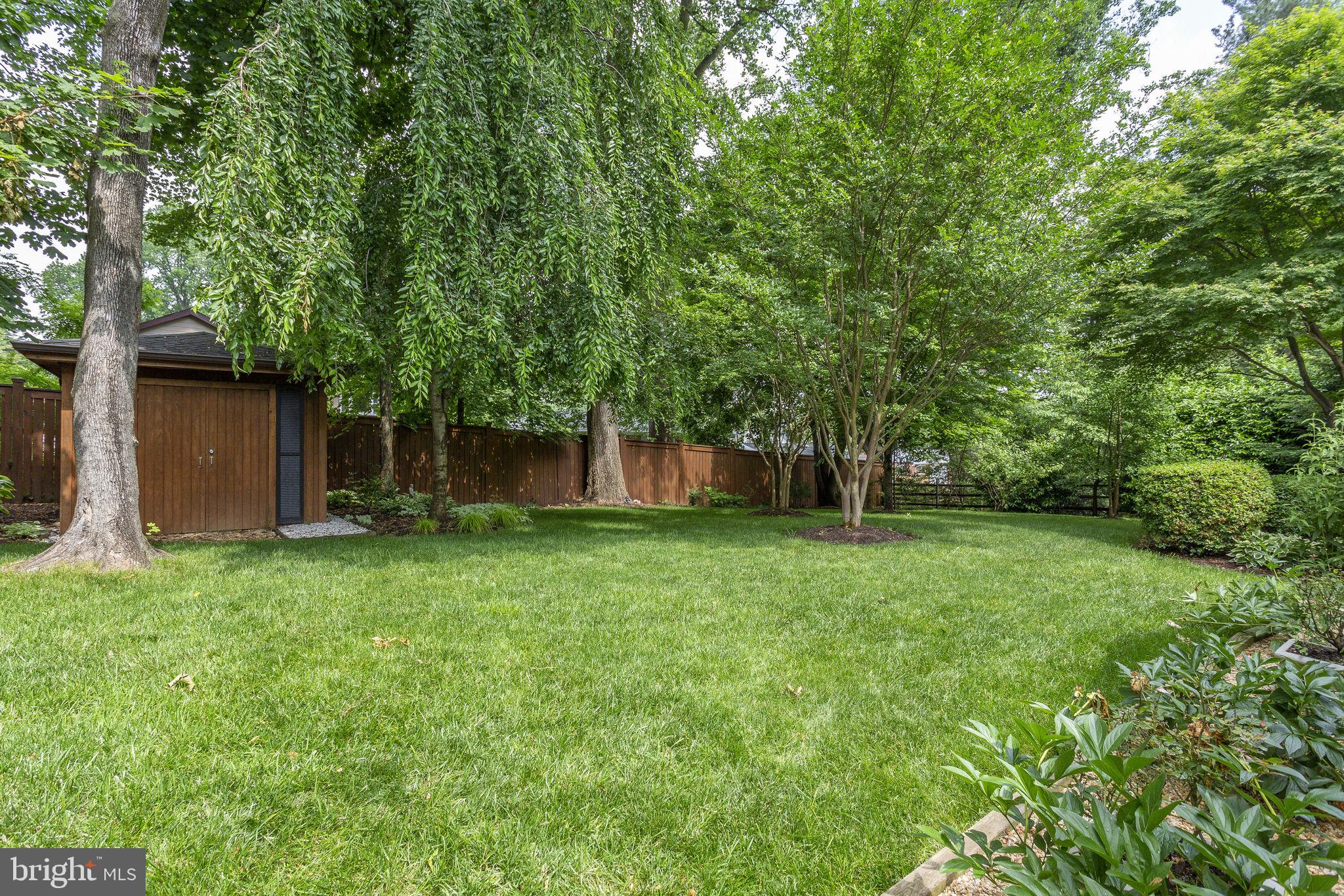 1722 Fairview Avenue McLean, VA 22101 - Photo 37 of 38 Manicured grounds