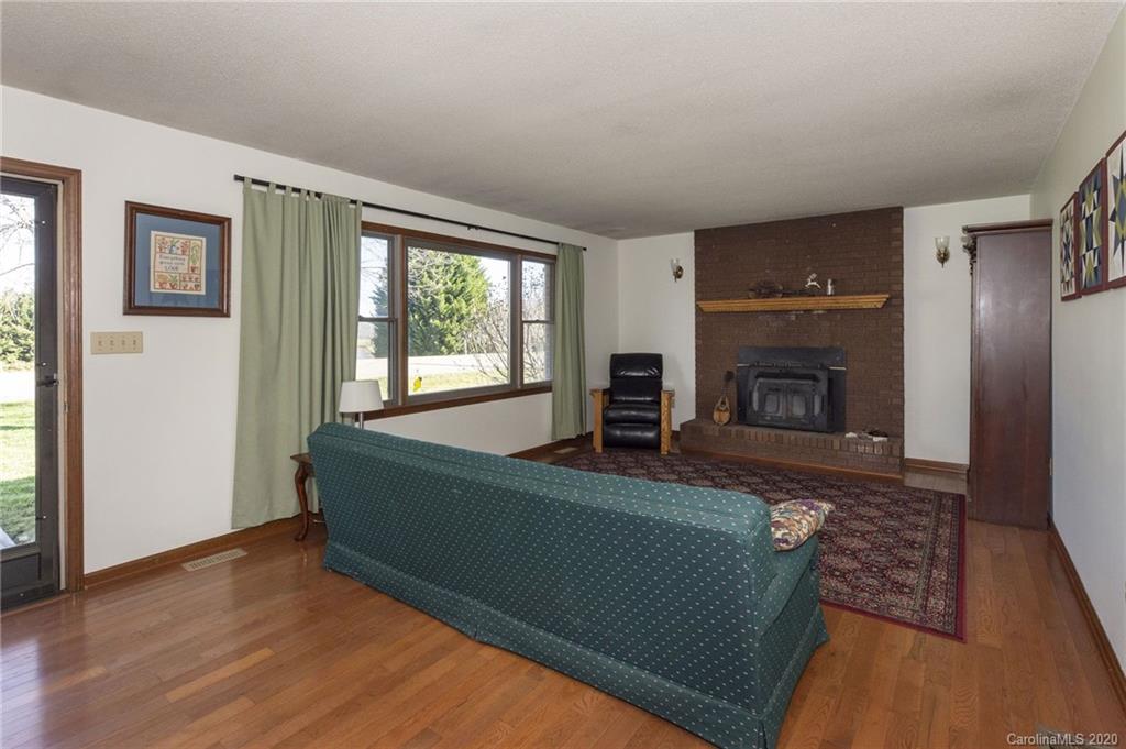 98 Gibbs Road Leicester, NC 28748 - Photo 4 of 40 Gallery Image 4