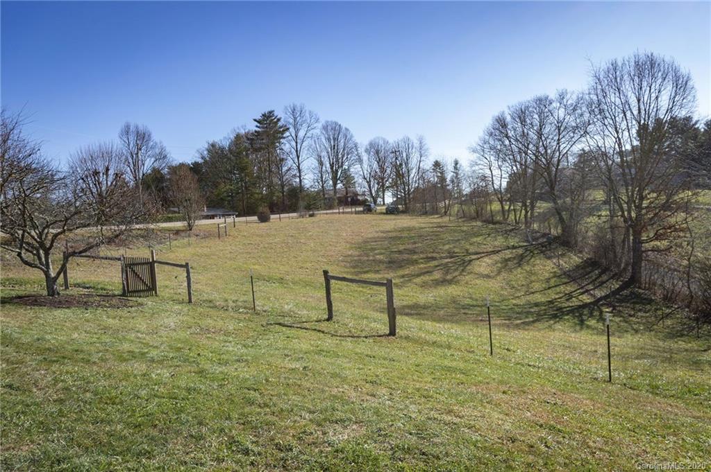 98 Gibbs Road Leicester, NC 28748 - Photo 8 of 40 Gallery Image 8