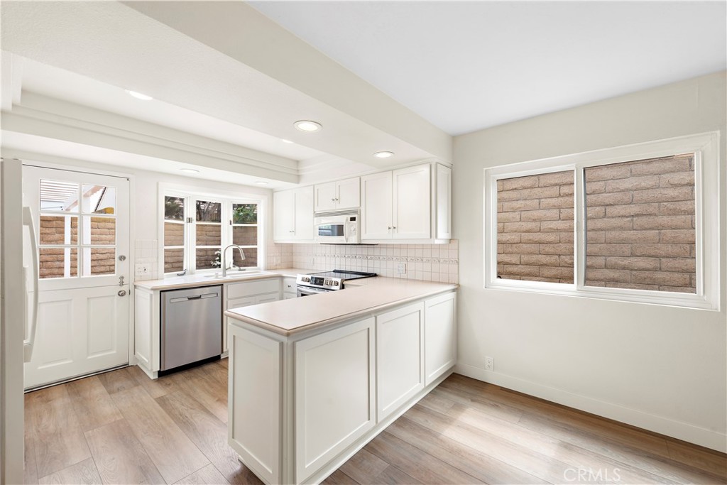 23892 Taranto Bay Dana Point, CA 92629 - Photo 4 of 54 a kitchen with a stove a sink and a microwave