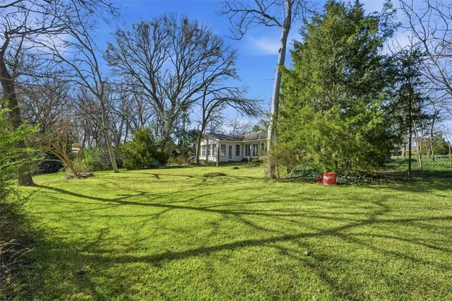 a house view with swimming pool