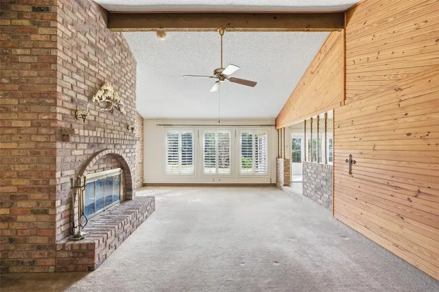 a view of a livingroom with a ceiling fan