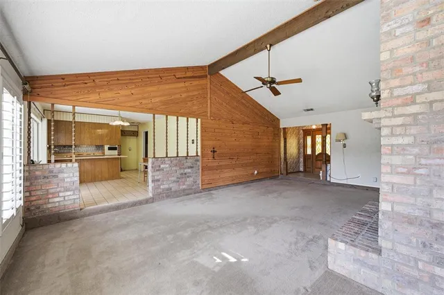 a view of a big room with closet and windows