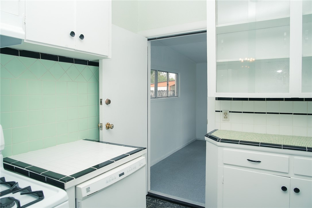 641 Naples Street Corpus Christi, TX 78404 - Photo 22 of 29 a utility room with dryer and washer