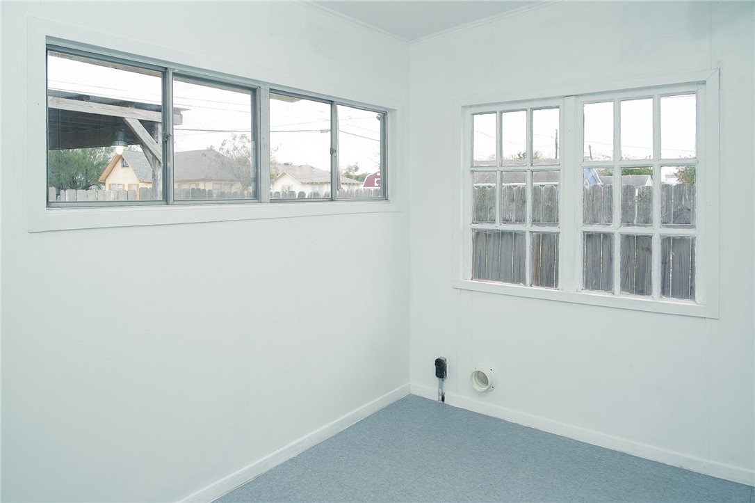 641 Naples Street Corpus Christi, TX 78404 - Photo 25 of 29 an empty room with a window