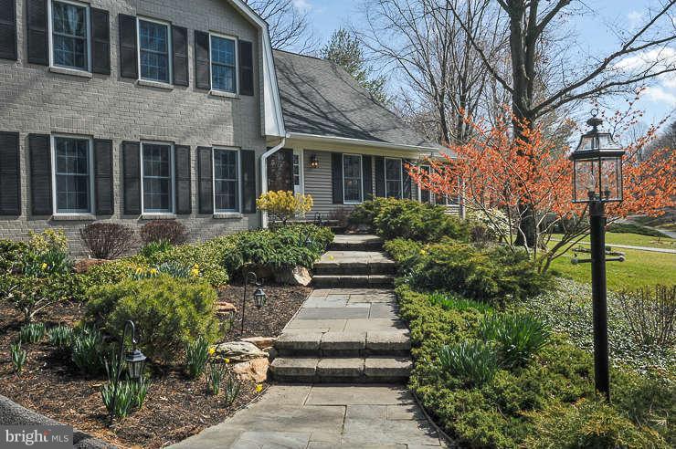 10940 Blue Roan Road Oakton, VA 22124 - Photo 2 of 30 FRONT WALKWAY