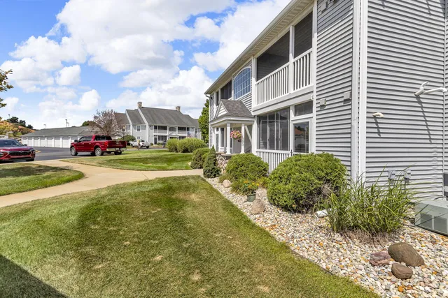 $209,000 | 745 West Barrington Circle, Jackson, MI 49203