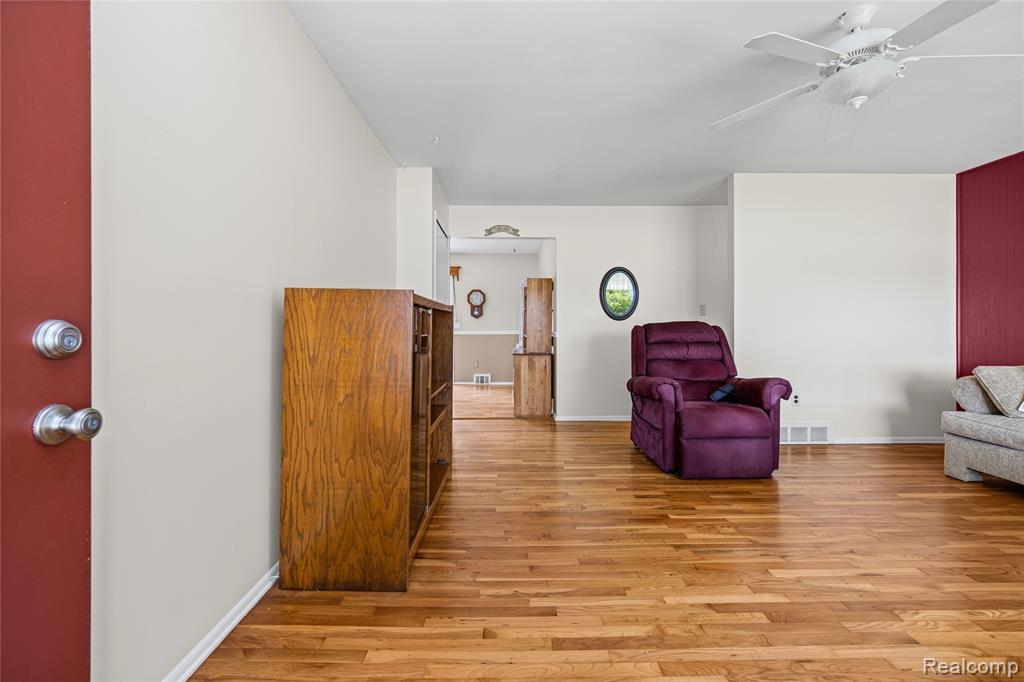 14743 Newburgh Road Livonia, MI 48154 - Photo 3 of 48