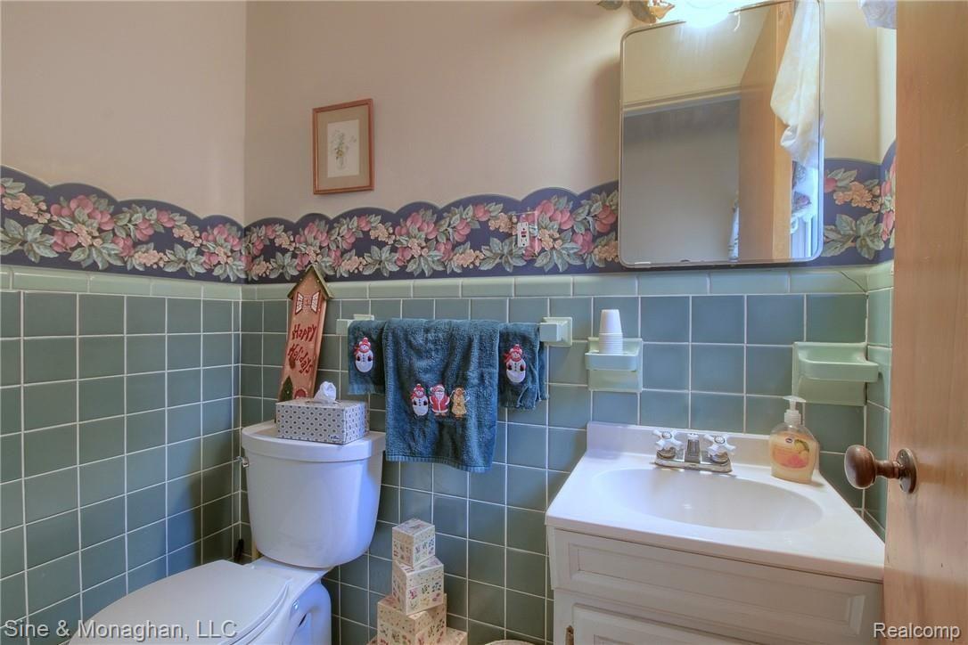 319 Lothrop Road Grosse Pointe, MI 48236 - Photo 15 of 29 17-Half Bath.jpg